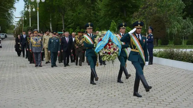 В Душанбе возложили цветы к монументу воинам-казахстанцам, фото - Новости Zakon.kz от 08.04.2023 15:00