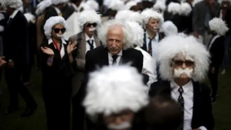 Сотни «Эйнштейнов» вышли на улицы Лос-Анджелеса