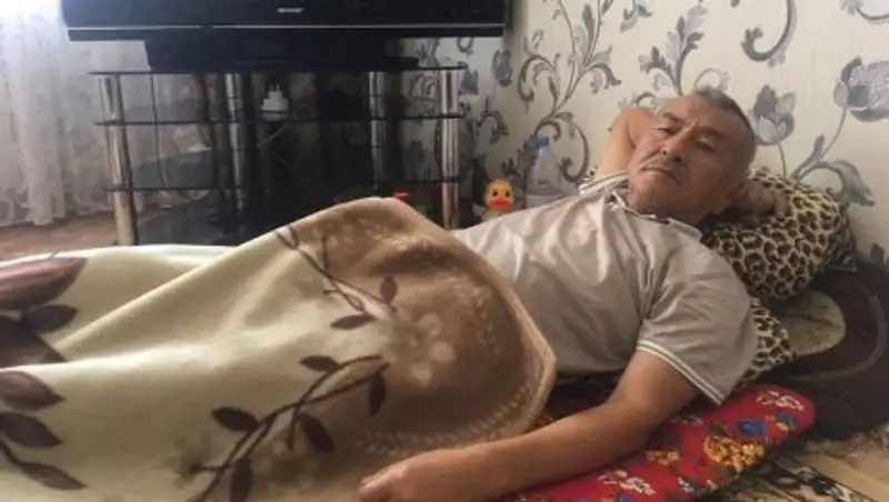 В Актау мужчина объявил голодовку после задержания сына