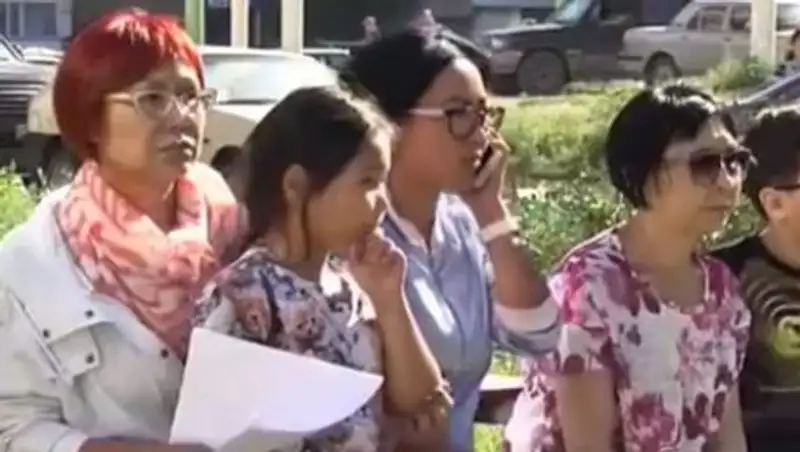 В сети появилось скандальное видео выселения несовершеннолетних детей из квартиры