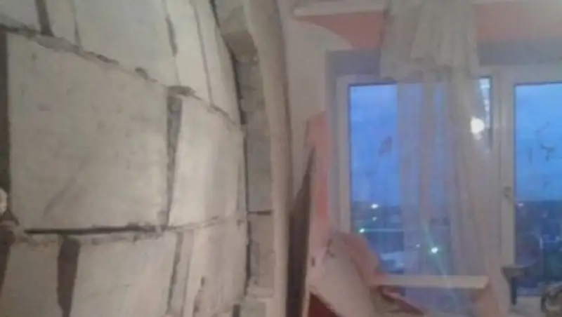 В Уральске рухнула стена в многоэтажке, есть пострадавшие