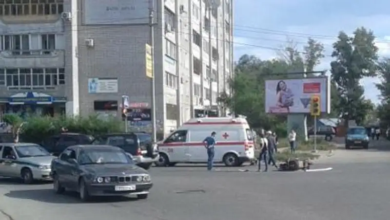 Мопед на большой скорости врезался в автомобиль в Усть-Каменогорске