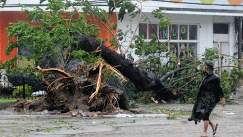 Жертвами тайфуна на Филиппинах стали не менее ста человек