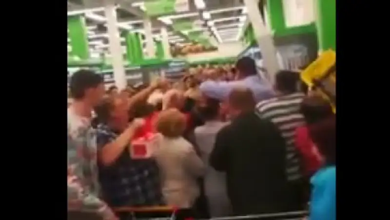 Омичи устроили давку в очереди за подешевевшим на три рубля сахаром