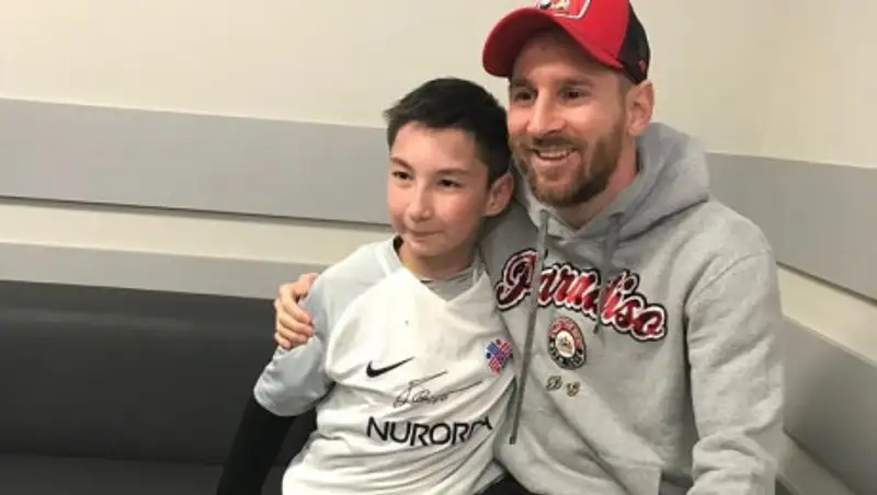 Маленький казахстанец встретился с Месси и звездами "Барселоны"