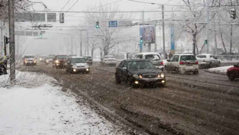 Полиция Алматы призывает водителей принять меры безопасности и "переобуть" свои авто 