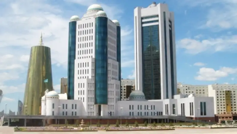 Парламент РК принял закон, повышающий акцизы на алкоголь