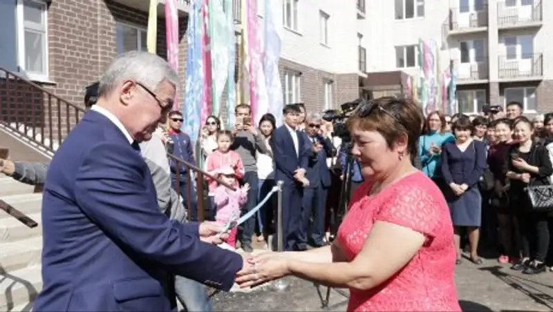 В Актобе в День единства народа Казахстана 115 представителей трудовой молодежи получили квартиры