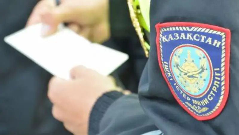 Полицейского в Актау оштрафовали за то, что не пропустил пешехода
