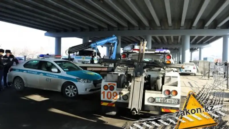 В Алматы за два часа на штрафстоянку увезли 10 авто неплательщиков штрафов и алиментов