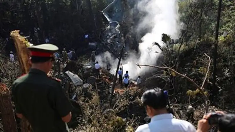 В результате крушения правительственного самолета в Лаосе погибли 16 человек