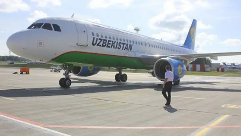 Напугать Румынию: сборная РК прилетела на матч на самолете с надписью "Узбекистан"
