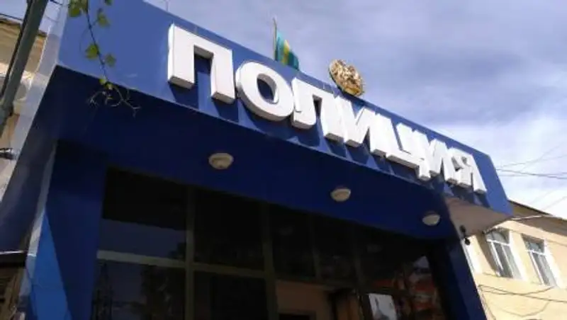 Работник автомойки украл деньги из бардачка клиента