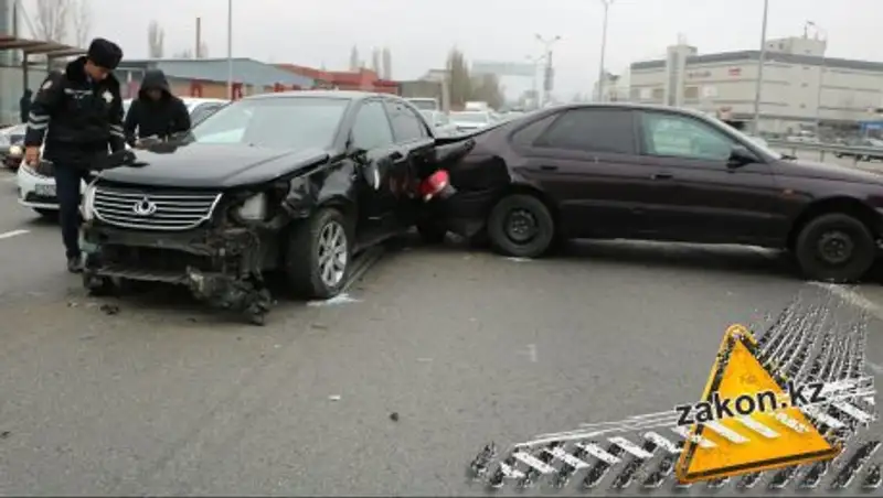 В Алматы столкнулись три машины