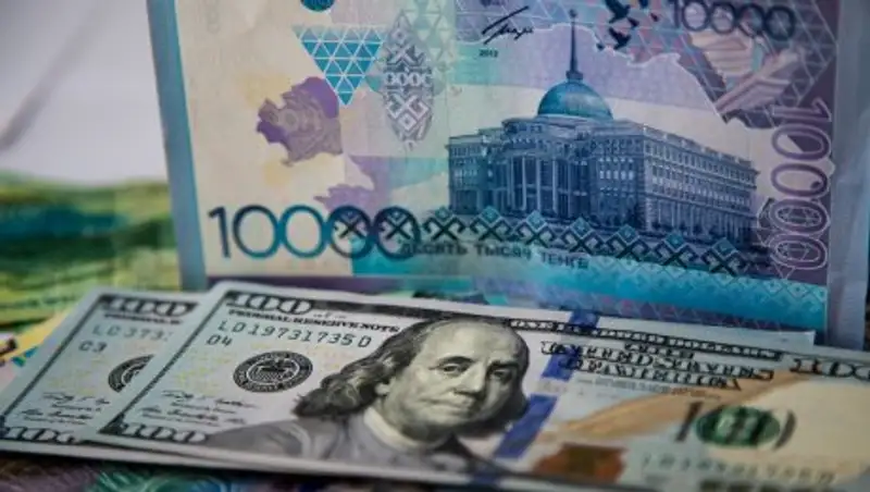 Курсы валют в пятницу: тенге укрепляется