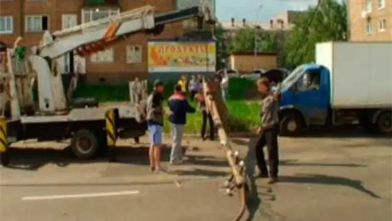 Полиция разыскивает водителя, снесшего опору с системой фиксации нарушений в Караганде