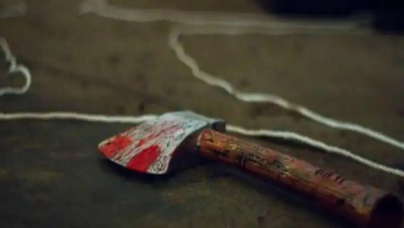 В Караганде спасатели обнаружили труп пожилой женщины с топором в голове