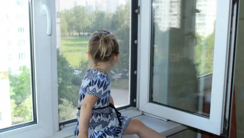 Две девочки выпали из окна в Атырау, одна погибла