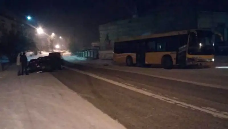 В Усть-Каменогорске легковой автомобиль столкнулся с автобусом