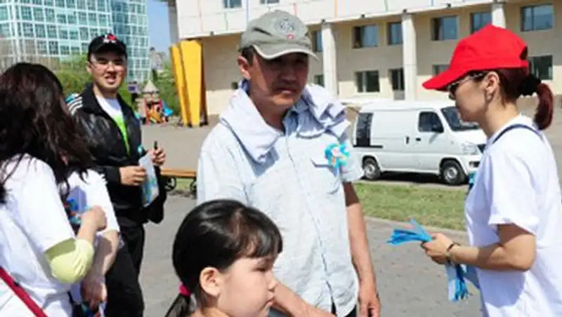 В честь Дня Победы в Астане раздали более 3 тысяч ленточек и значков