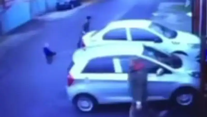 Алматинка оставила ребенка на дороге - видео прокомментировали в ДП