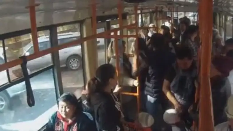 Юные кыргызстанцы попросили Назарбаева и Атамбаева помириться