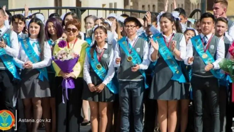 Для выпускников столичных школ прозвенел последний звонок