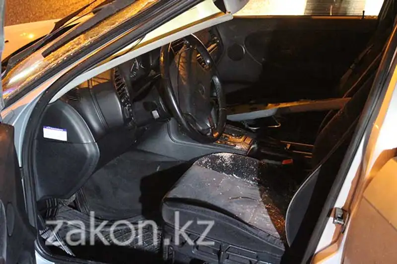 В Алматы водитель БМВ переоценил возможности зимней резины (фото) В Алматы водитель БМВ переоценил возможности зимней резины (фото), фото - Новости Zakon.kz от 11.11.2013 19:43