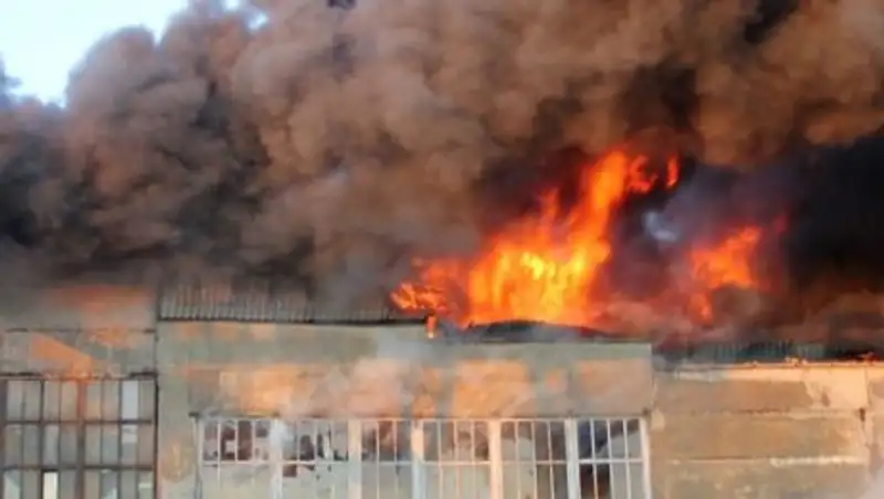 В Алматы в результате сильного пожара обрушилось здание склада