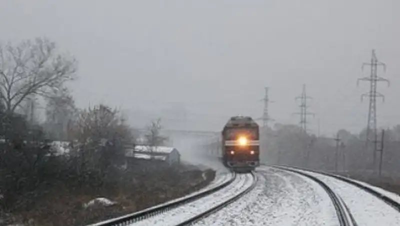 Поезд сбил мужчину и женщину в Актобе