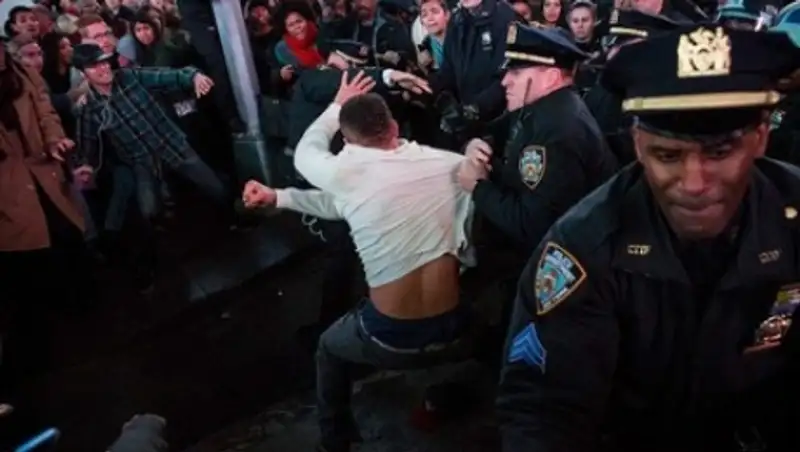 В Нью-Йорке на марш в поддержку жителей Фергюсона вышли тысячи человек