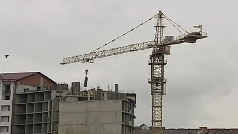 В центре Москвы башенный кран рухнул на детский сад