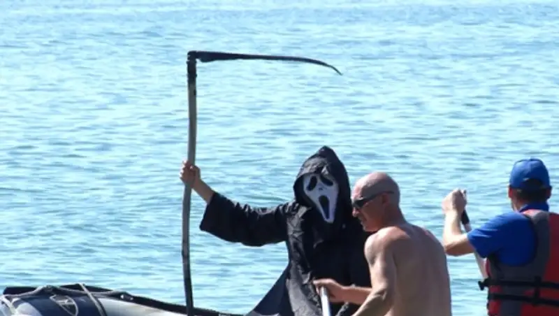 В Усть-Каменогорске на пляж приплыла "смерть с косой"