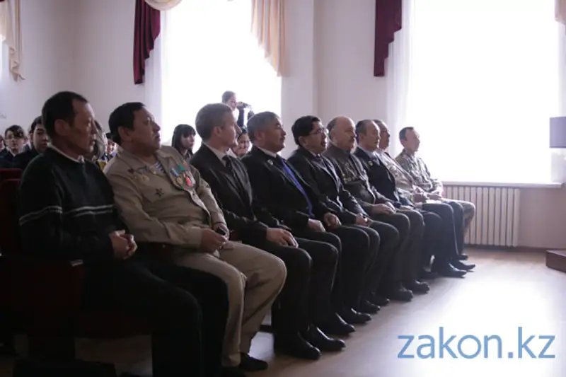 В алматинской школе провели торжественное мероприятие для воинов-афганцев, фото - Новости Zakon.kz от 22.02.2013 21:06