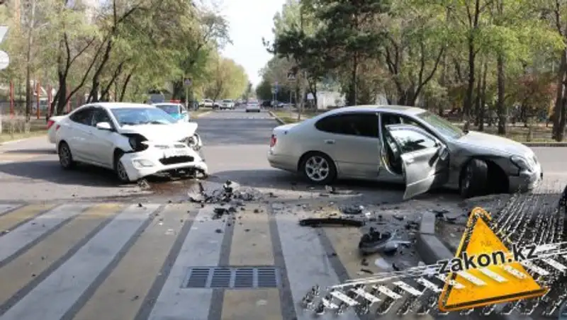 Два пассажира пострадали в ДТП в Алматы