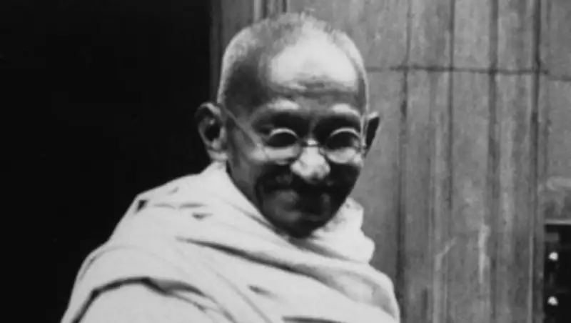 Интернет-магазину пришлось изъять из продажи шлепанцы с Махатмой Ганди