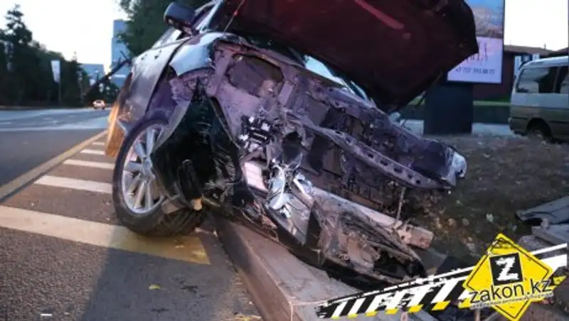 В Алматы водитель Лексуса разбила машину на глазах у полицейских