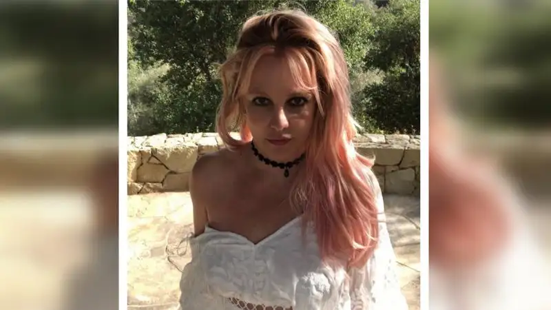 Певица Бритни Спирс показала самодельное платье за 76 тысяч тенге