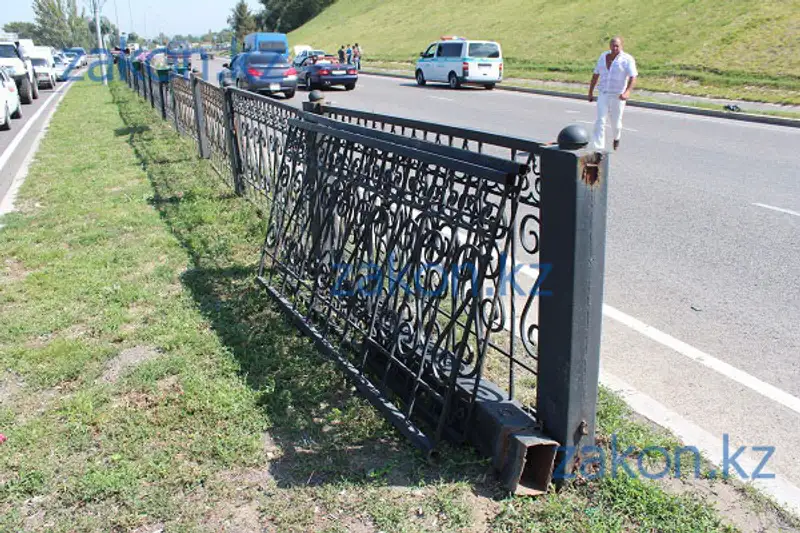 Крупное ДТП произошло сегодня утром в Алматы на Восточной объездной (фото) Крупное ДТП произошло сегодня утром в Алматы на Восточной объездной (фото), фото - Новости Zakon.kz от 22.08.2013 19:51