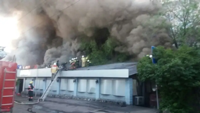 Из горящего в Алматы кафе пожарные извлекли пять баллонов