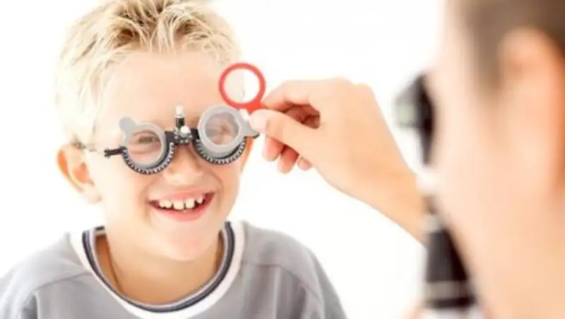 Причины и лечение гноения глаз у ребенка