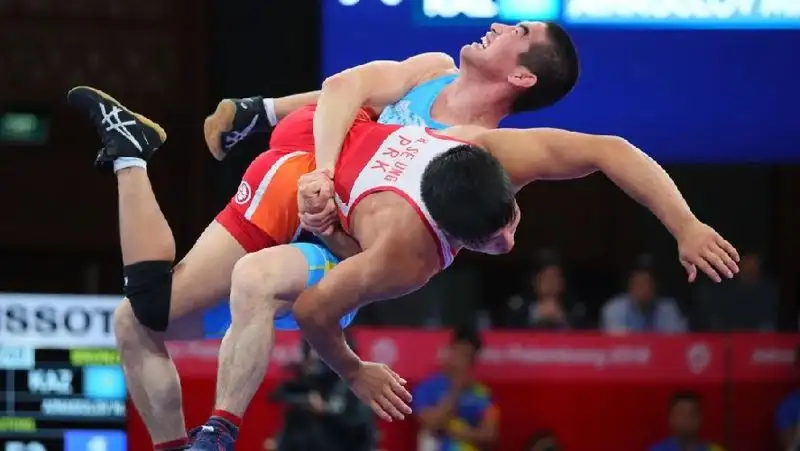 Абылайхан Амзеев завоевал серебряную медаль ЧА по греко-римской борьбе