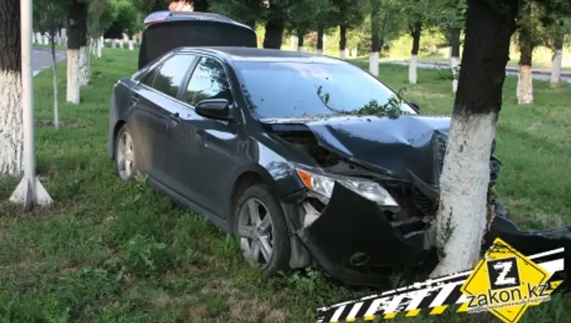 Водитель Тойоты в Алматы "не вписался" в поворот и врезался в дерево