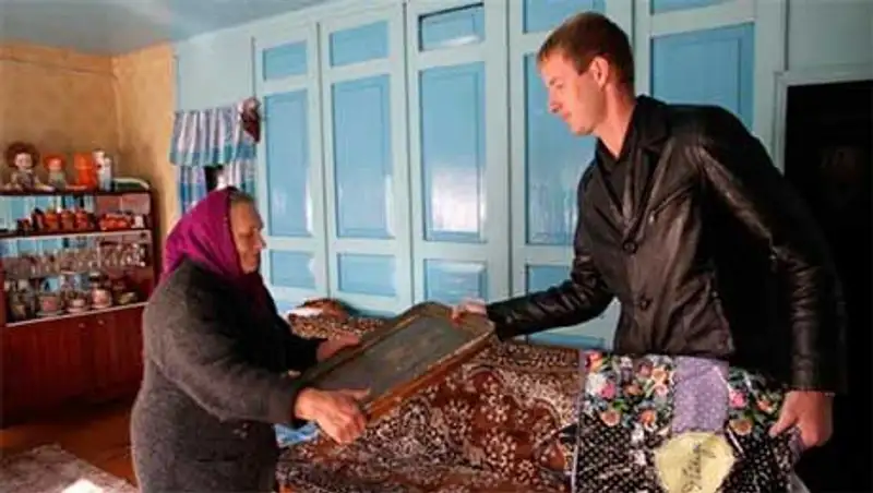 В Акмолинской области полицейские вернули пенсионерке старинную икону