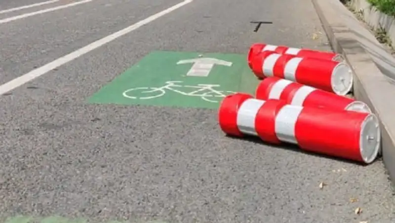 На двух улицах в Алматы устанавливают болларды по всем велополосам