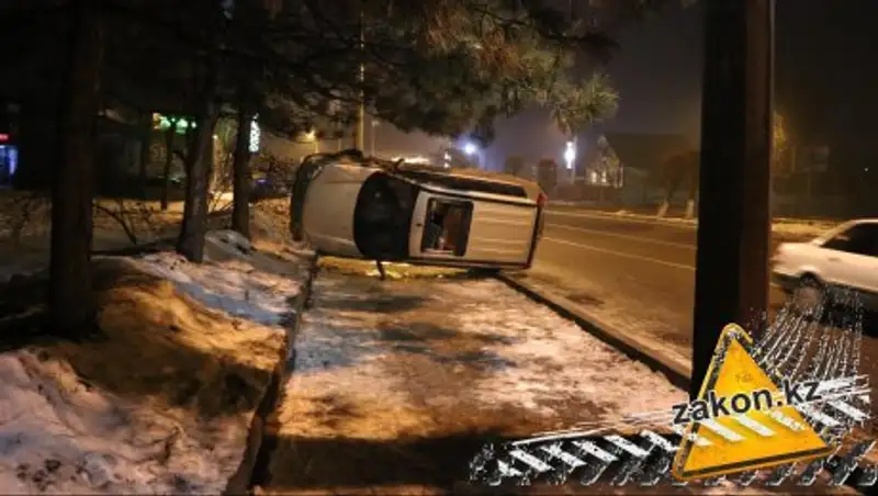 В Алматы автомобиль перевернулся на бок и вылетел на тротуар