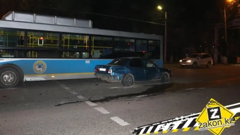 В Алматы пассажирский автобус протаранил Nissan, выехавший на перекресток на красный