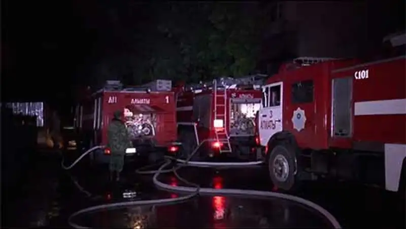 В Медеуском районе Алматы горел частный дом на двух хозяев