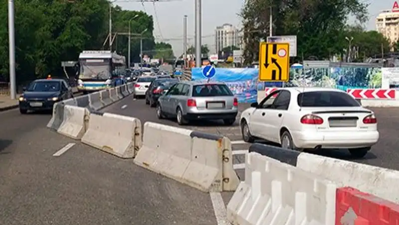 В Алматы мост через Есентай на Абая стал двухполосным 