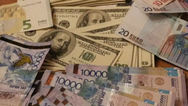 Курс доллара держится на 319 тенге